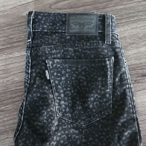 Woman's Levi's leopard black pants